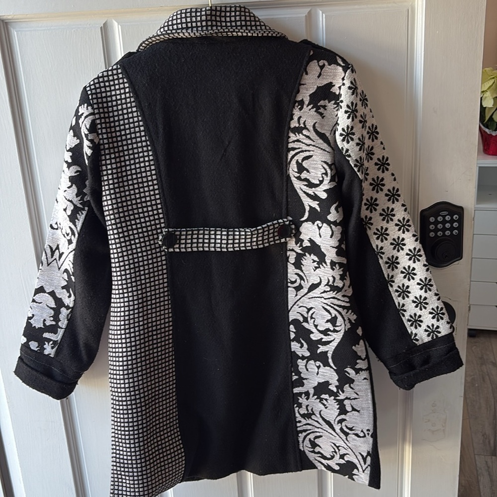 Printed And Lined Button Down Coat With Pockets. - image 2